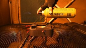 Бесконечный проливной дождь, одинокий автомобильный кемпинг в горах облаков