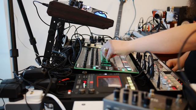 BURG - PolyMetrics (novation mininova, elektron analog four, TR-8, ms-20, volca) смотреть онлайн