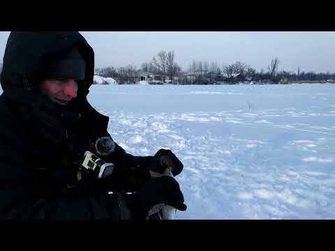 Трудовая рыбалка в мороз за 20 градусов! Рыбалка в Глухозимье 2021! смотреть онлайн