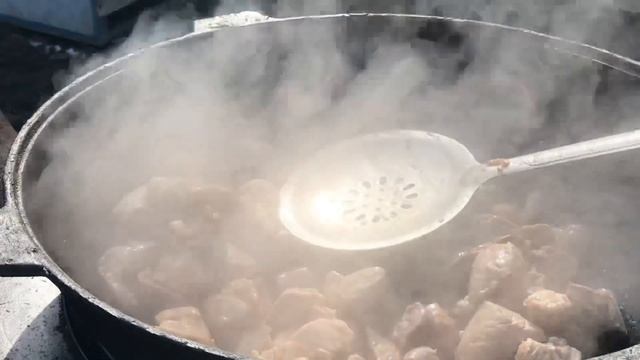 КАК ПРИГОТОВИТЬ ГУЛЯШ С ПОДЛИВОЙ ПО РЕЦЕПТУ СССР В КАЗАНЕ НА КОСТРЕ смотреть онлайн