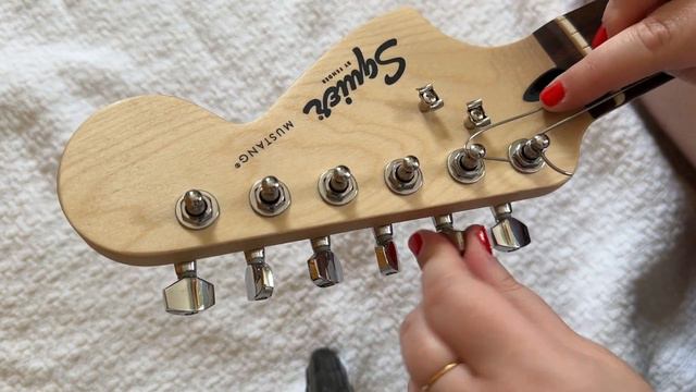 Setting up Squire Bullet Mustang – cleaning and changing strings смотреть онлайн