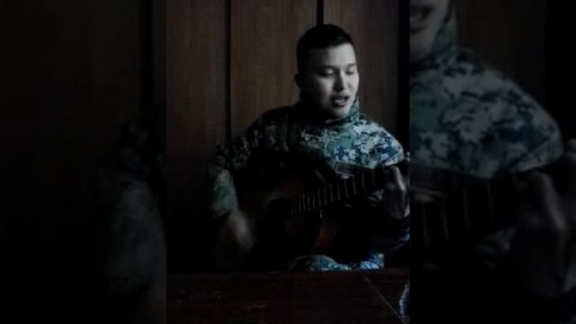 Душевно поет под гитару смотреть онлайн
