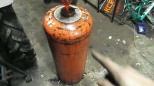 Срываем кран и режем газовый баллон для отвала