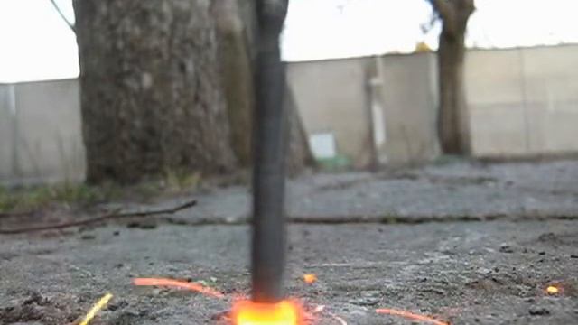 Как добыть огонь трением. Железное сверло и бетон смотреть онлайн