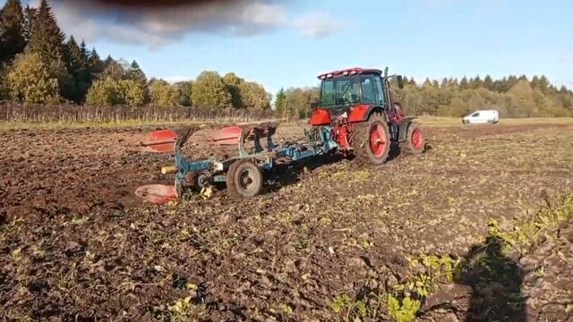 Встреча в поле: раритетный плуг ПОПГ и музейный трактор ЮМЗ-6АКЛ смотреть онлайн