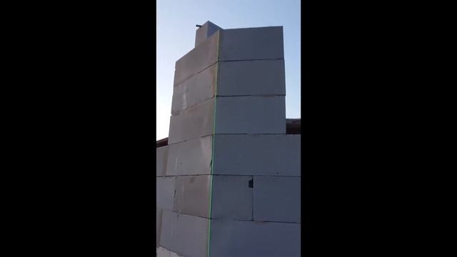 Проверка углов дома из газобетона.