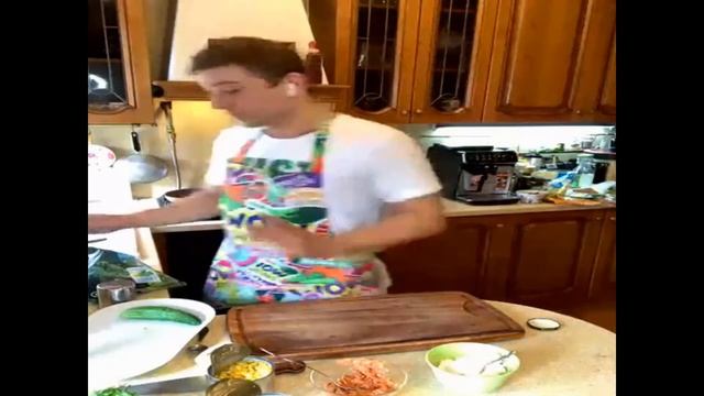 Филипп Ковальчук проводит мастер-класс по приготовлению здорового и полезного завтрака