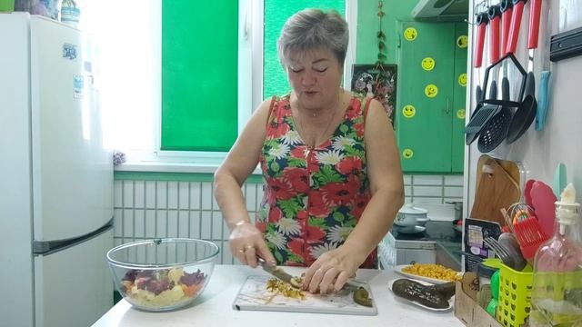 Новый маникюр. Салат у ужину. смотреть онлайн