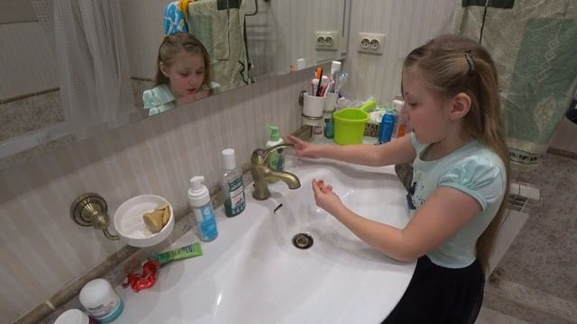 Лизун своими руками / Слайм СВОИМИ РУКАМИ / ЛИЗУН из Жвачки / КАК СДЕЛАТЬ ЛИЗУН / СЛАЙМ БЕЗ КЛЕЯ. смотреть онлайн