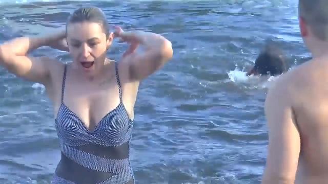 ЖЕНЩИНЫ ныряют в ПРОРУБЬ на КРЕЩЕНИЕ 2022. Крещенские КУПАНИЯ в ледяной ПРОРУБИ women Icy cold bath смотреть онлайн