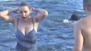 ЖЕНЩИНЫ ныряют в ПРОРУБЬ на КРЕЩЕНИЕ 2022. Крещенские КУПАНИЯ в ледяной ПРОРУБИ women Icy cold bath