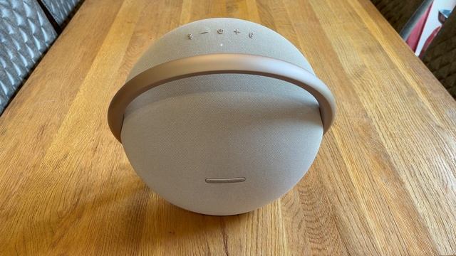 Harman Kardon Onyx Studio 8 Review - Design over sound? смотреть онлайн