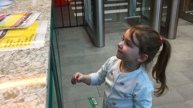 Идём с Леной в Горилла Парк.Лабиринт.Аттракционы.Автоматы.We go with Lena in the Gorilla the Park смотреть онлайн