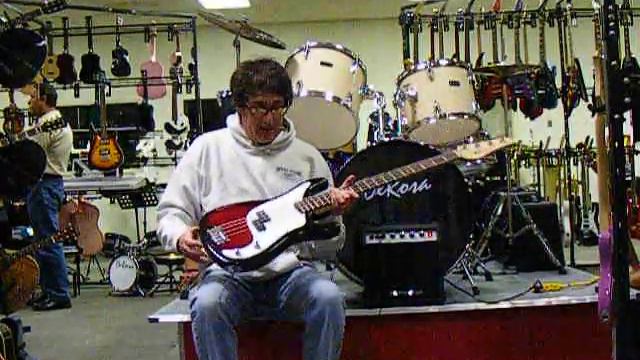 GB43P-BASS with 10W Bass Amp Starring Mr. Lee! смотреть онлайн