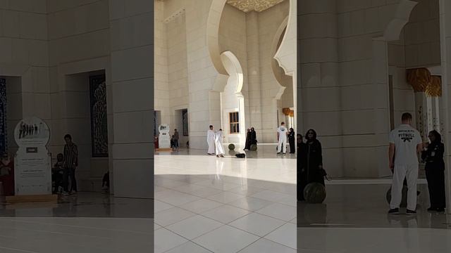 Это самая большая мечеть в ОАЭ Большая мечеть шейха Зайда — гигантский дом молитвы(2) смотреть онлайн