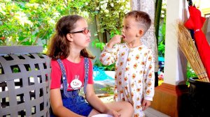 Марк с сестрой устроили день детских игр