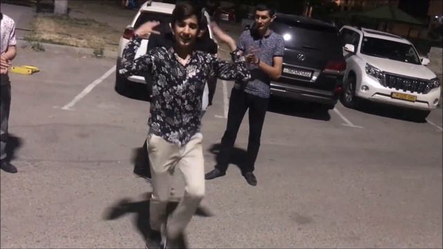 Парни Из Кавказа Танцуют Классно На Улице В Баку 2018 Лезгинка ALISHKA Чеченская Песня Королева Моя смотреть онлайн