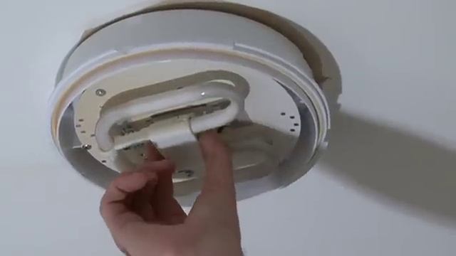 Replacing a 2D Bathroom Light Bulb смотреть онлайн