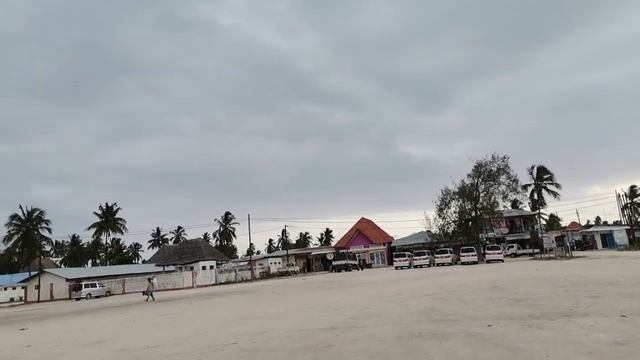 ЗАНЗИБАР 2021. Центральная площадь Нунгви в февральское утро. смотреть онлайн