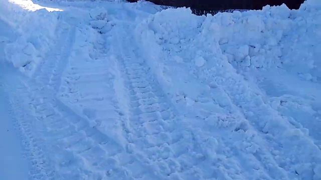 ЗАВОДИЛ ГУСЕНИЧНЫЙ ВЕЗДЕХОД,РАЗГРЁБ СНЕГ ПЕРЕД ДОМОМ! смотреть онлайн