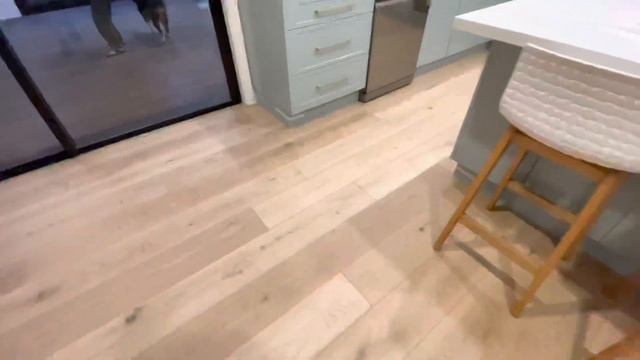 Oakleaf HD Plus - Alpine Mist laminate floor with sunken lounge смотреть онлайн
