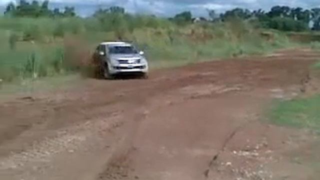 Автолюбители гоняют Volkswagen Amarok по бездорожью. Amarok-club.ru