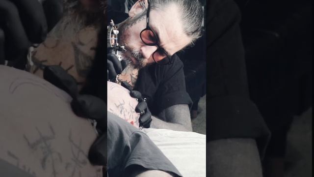 Jimmy Memento Tattoo - Full Head tattoo on Peter. смотреть онлайн