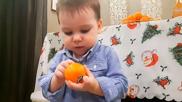 Новый 2019 год! Малыш знает теперь, как чистить мандаринки!) смотреть онлайн