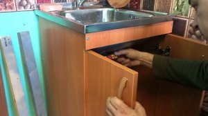 Как установить и настроить двери на любой шкаф или тумбу своими руками / DIY