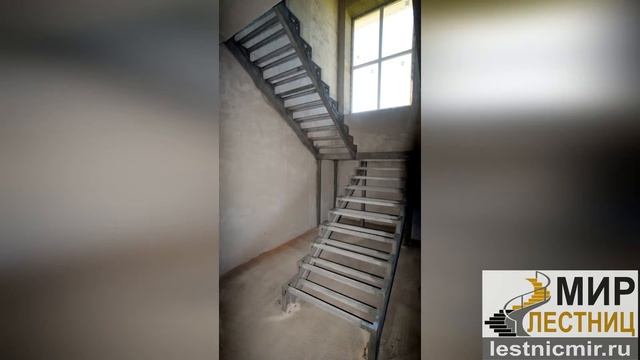 Черновой металлический каркас лестницы под полную отделку, в загородном доме, ДНТ Тишнево, Боровски смотреть онлайн
