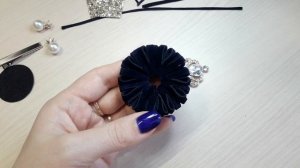 Посмотрите какие красивые получились цветы из бархата. Заколки в которые легко влюбиться )