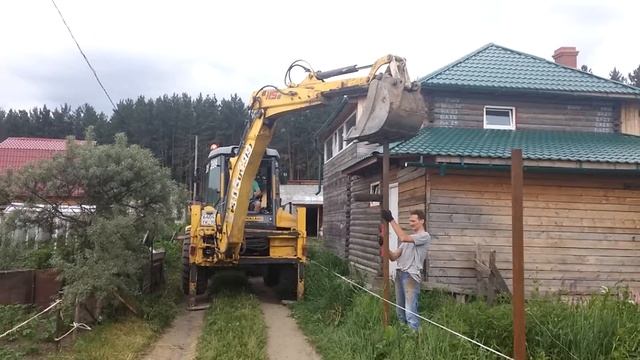 Установка стоек забора с помощью экскаватора смотреть онлайн
