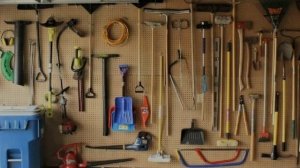 Как хранить садовый инвентарь. Удобные решения для вашего дома.