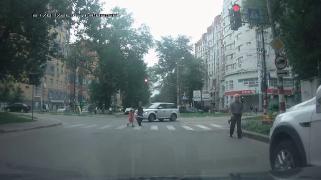 Парковка на светофоре на стоп-линии. смотреть онлайн