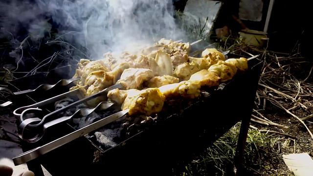 Жарим курочку на живом огне... смотреть онлайн