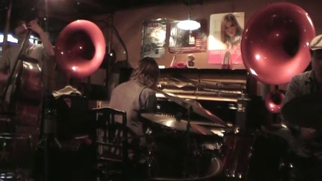 飯塚由加トリオ / In Walked Bud смотреть онлайн