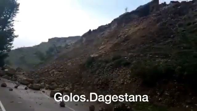 Бесстрашный оператор на видео удивил зрителей во время камнепада в Дагестане смотреть онлайн