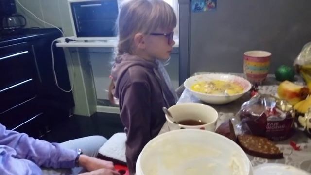 Настю заставляют кушать - очень много насыпают смотреть онлайн