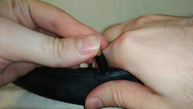 Как проверить ниппель велосипедной камеры на утечку? Что делать если травит ниппель? смотреть онлайн