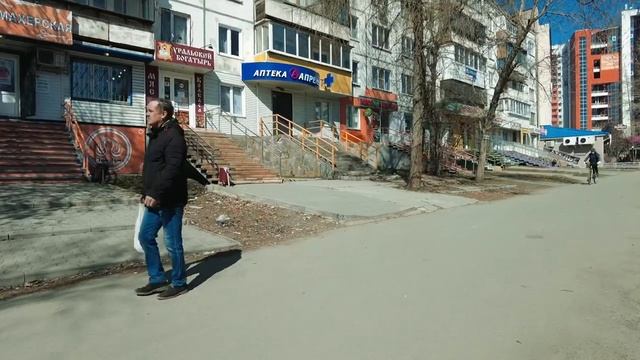 Воскресный день в Челябинске - интересные пристрои между домами смотреть онлайн