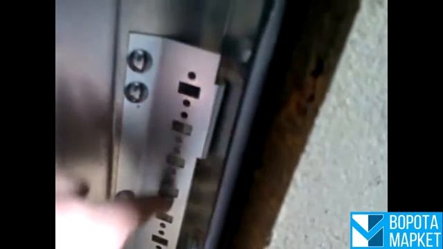 Монтаж пружины растяжения на секционных воротах ALUTECH серии Standard