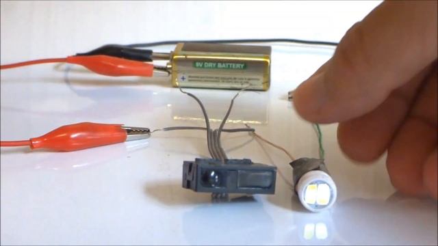 Simple Light Sensor Circuit / очень простой сенсор света смотреть онлайн