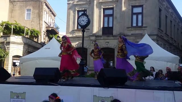 Индийский танец в Içəri şəhər смотреть онлайн