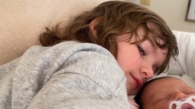 Les Enfants Rencontrent Leur Soeur POUR LA PREMIÈRE FOIS! смотреть онлайн