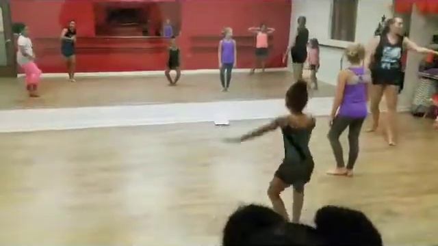 Alana's first dance class. Day 1, Lesson 2: Sass and Leaps! смотреть онлайн