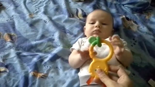 Ярик берет погремушку. смотреть онлайн