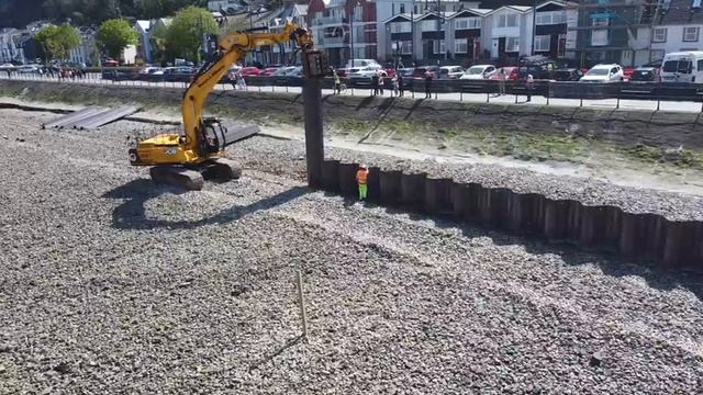 Установка шпунтовых свай на береговой полосе вибропогружателем Movax смотреть онлайн