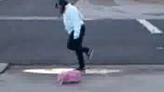 Layla shuffling on ice! смотреть онлайн