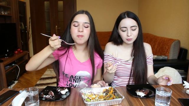 ОСЬМИНОГ ПРОБУЕМ ВПЕРВЫЕ / MUKBANG /  не ASMR #AykaEmilly Ask Fatima