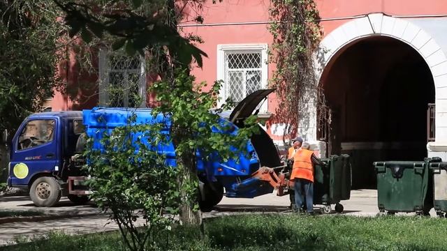 Власти округа увеличат число дворников и заведут в город новую коммунальную технику смотреть онлайн